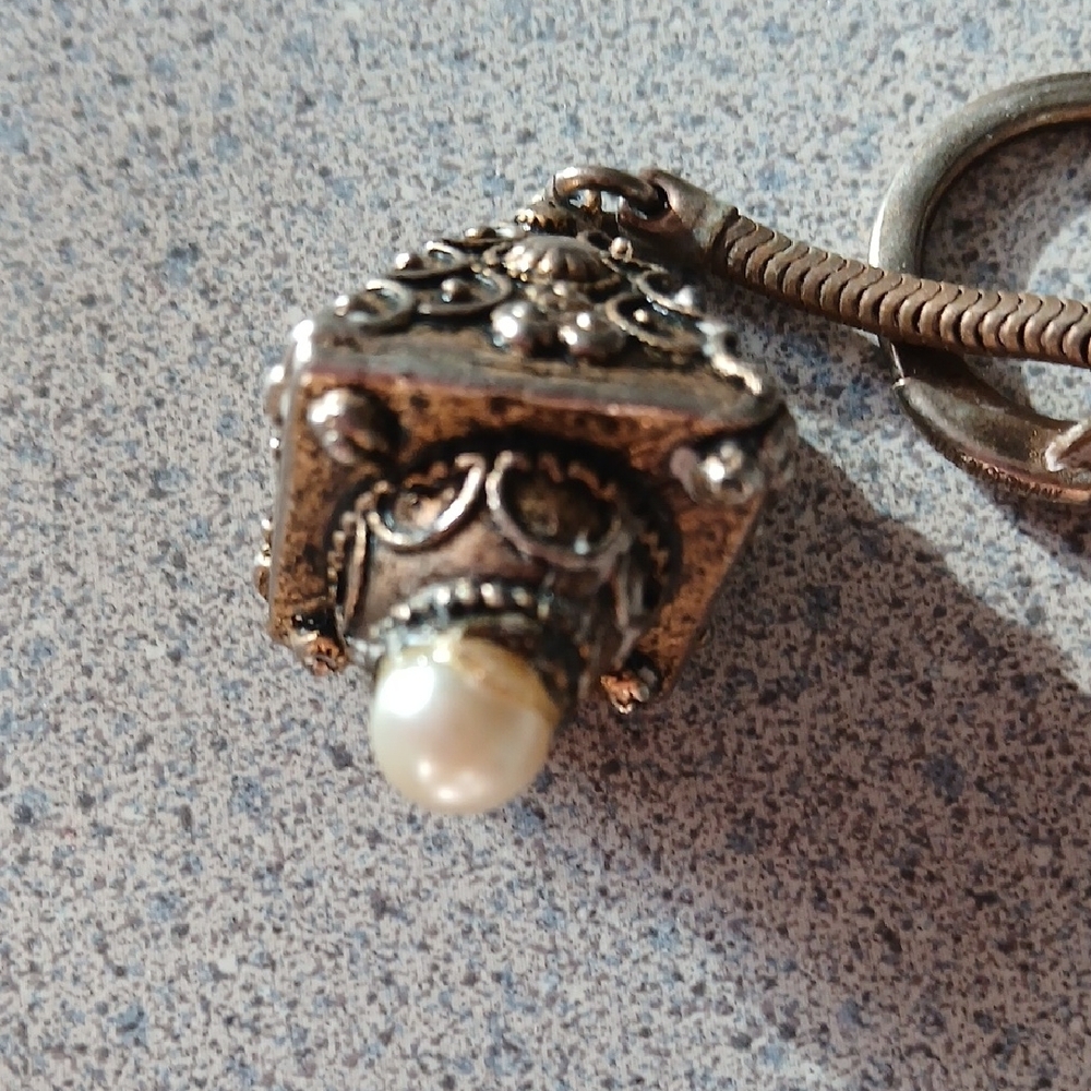 Vintage-Inspired Gold Tone And Pearl Pendant Keychain - Picture 4 of 5
